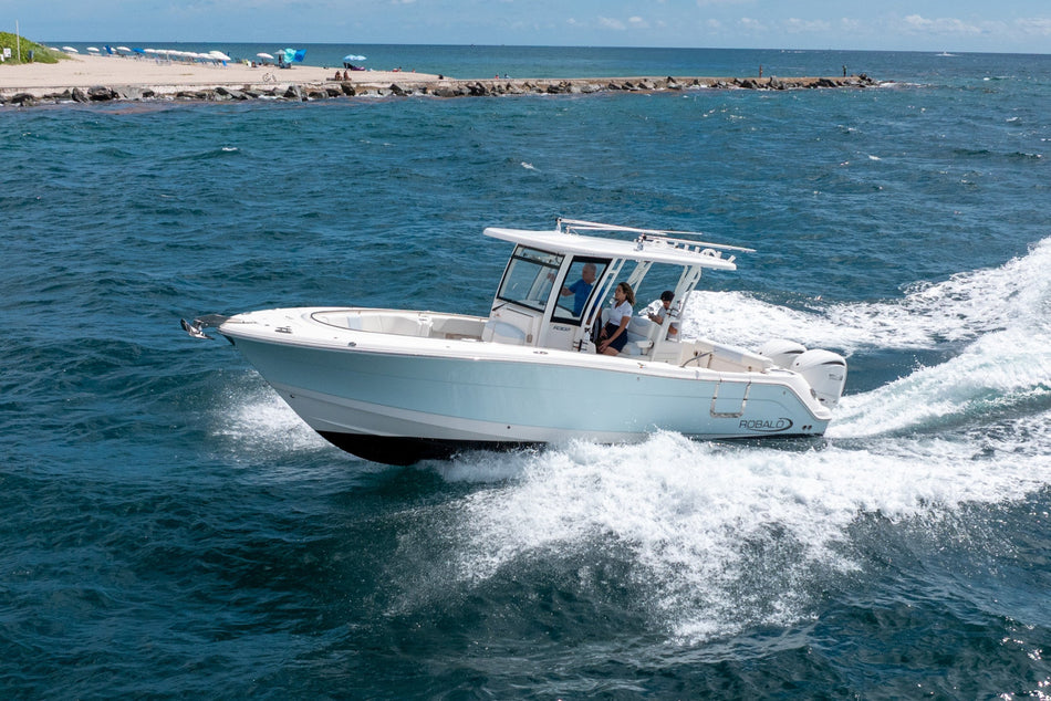 2023 Robalo R302 Center Console