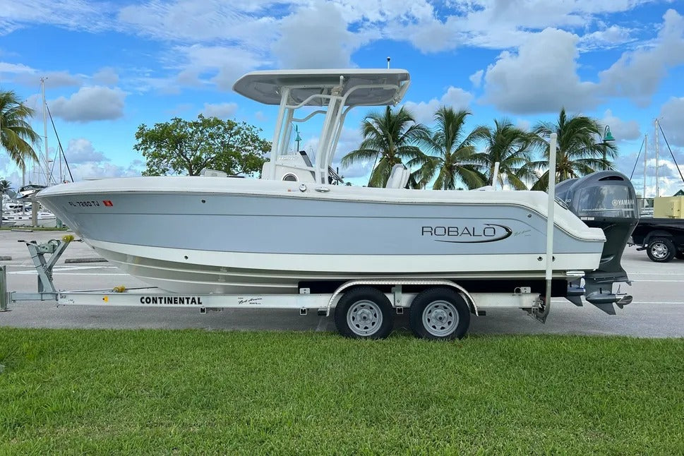 2023 Robalo R242 Center Console