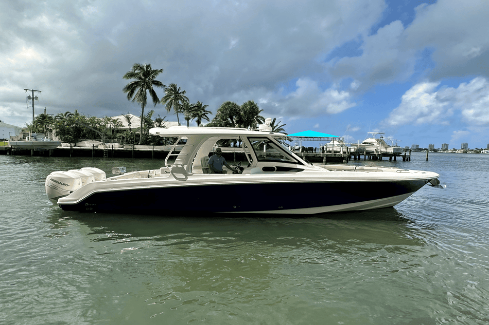 2019 Boston Whaler 350 Realm